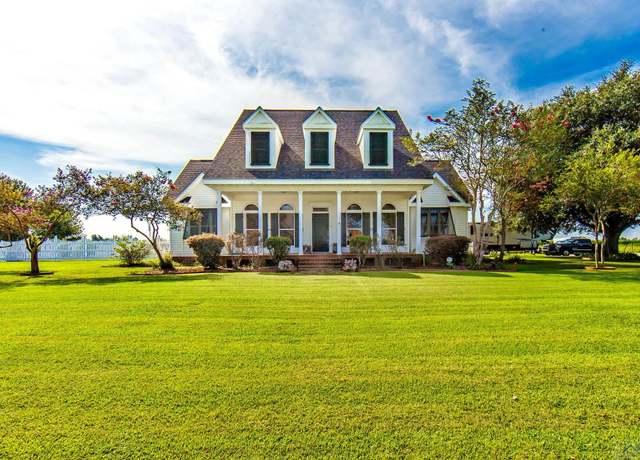 Property at 143 Chateau Dr, Lockport, LA 70374, 4 beds, 2.5 baths