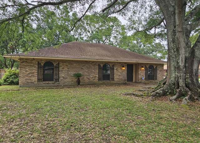 Property at 11038 Greencrest Dr, Baton Rouge, LA 70811, 3 beds, 2 baths