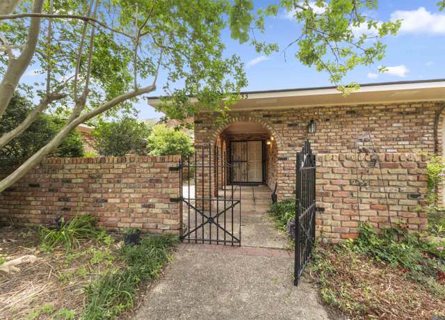 Property at 633 Oak Hills Pkwy, Saint George, LA 70810, 5 beds, 5 baths