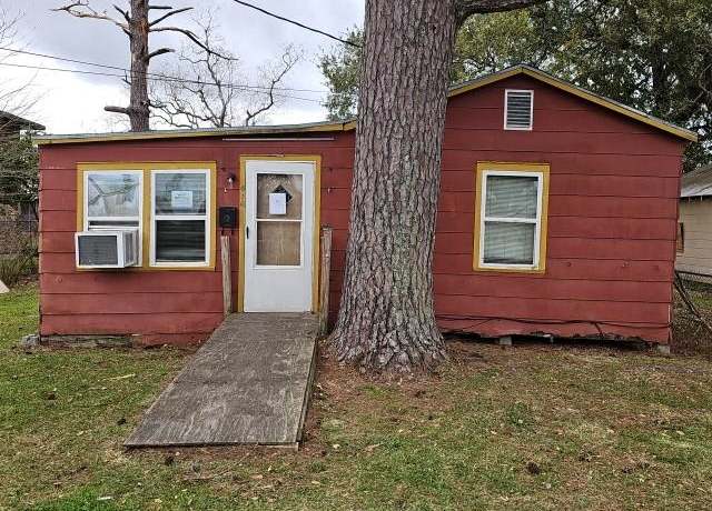Property at 616 Locust St, Thibodaux, LA 70301, 3 beds, 1 bath