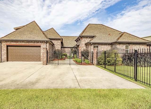 Property at 111 Gentle Oak Blvd, Houma, LA 70395, 4 beds, 2 baths