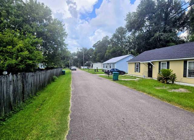 Property at 1152-1160 Freeman Ln, Port Allen, LA 70767, 4 beds, 1 bath