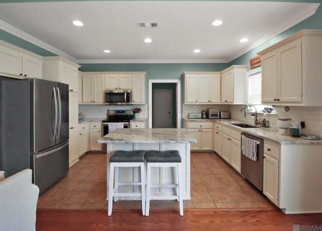 Property at 10253 Hillmont Ave, Baton Rouge, LA 70810, 3 beds, 2 baths