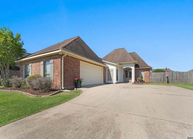 Property at 7313 Oakview Dr, Zachary, LA 70791, 4 beds, 2 baths