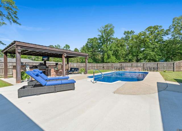 Property at 8694 Linkwood Dr, Denham Springs, LA 70706, 4 beds, 2 baths