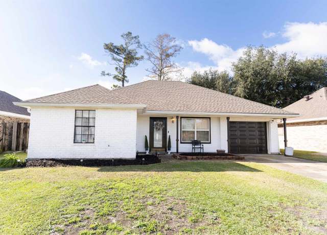 Property at 208 Angelle Dr, Houma, LA 70360, 3 beds, 2 baths
