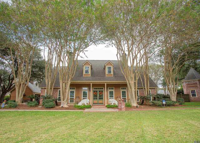 Property at 1906 Lansdowne Dr, Port Allen, LA 70767, 4 beds, 2.5 baths