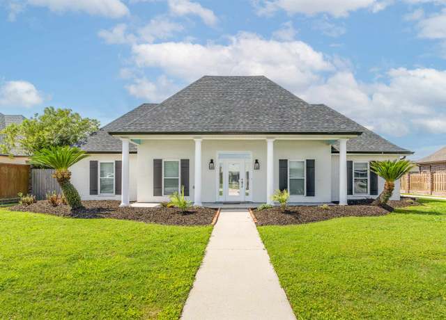 Property at 332 Tulip Dr, Houma, LA 70360, 3 beds, 2.5 baths