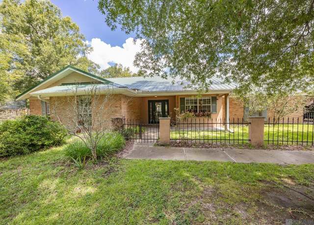 Property at 8659 Lake Park Dr, Denham Springs, LA 70726, 3 beds, 3 baths