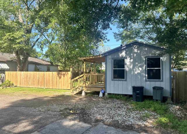 Property at 110 N Baxter St, Baton Rouge, LA 70806, 2 beds, 1 bath