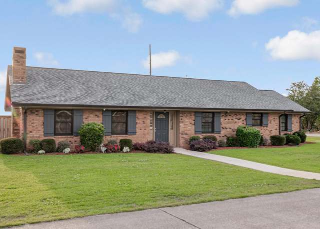 Property at 400 Lee Dr, Thibodaux, LA 70301, 3 beds, 2 baths