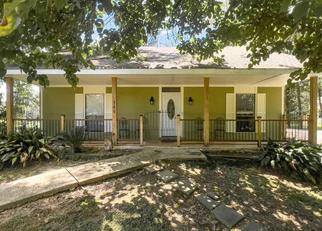Property at 746 Riverview Dr, Baton Rouge, LA 70816, 3 beds, 2 baths