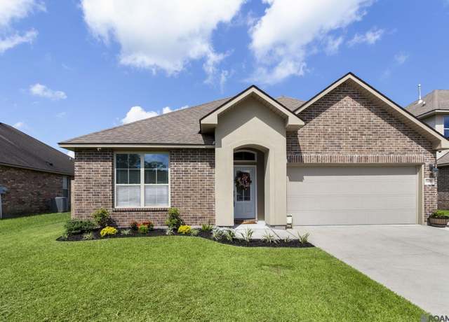 Property at 11491 Legacy Oaks Ln, Gonzales, LA 70737, 4 beds, 2 baths