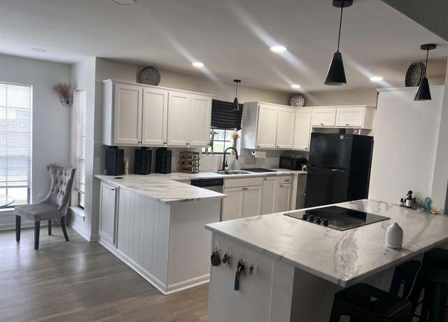 Property at 7127 Burtcliff Dr, Baton Rouge, LA 70818, 5 beds, 3 baths