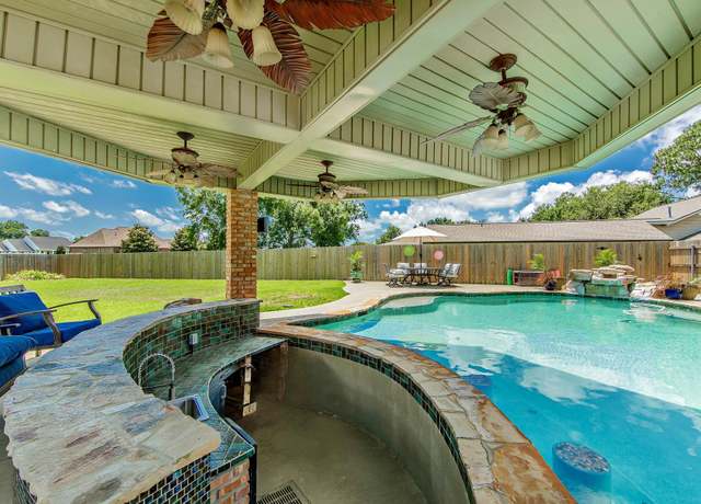 Property at 235 Rienzi Dr, Thibodaux, LA 70301, 4 beds, 2 baths