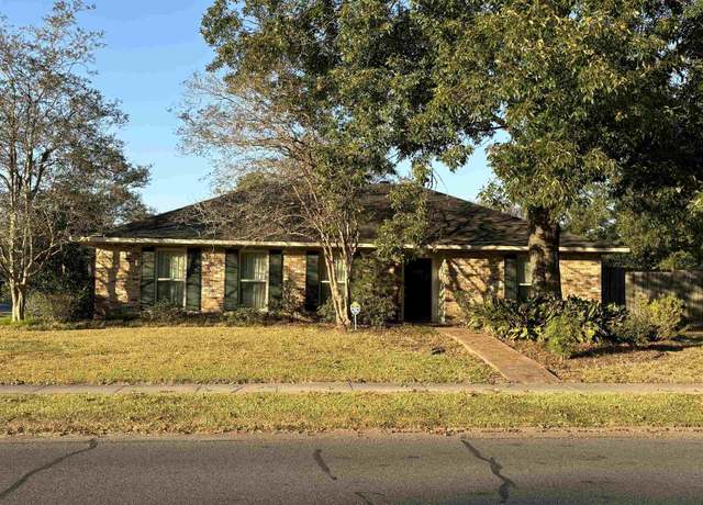 Property at 12511 E Robin Hood Dr, Baton Rouge, LA 70815, 3 beds, 2 baths