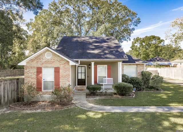 Property at 3215 White Oak St, Zachary, LA 70791, 3 beds, 2 baths