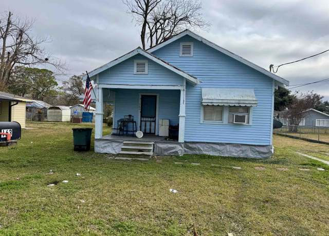 Property at 162 Carlos St, Houma, LA 70364, 3 beds, 2 baths