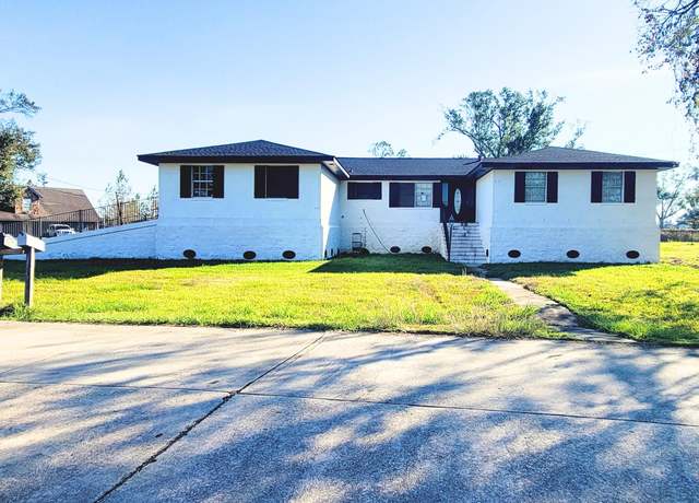 Property at 601 Woodside Dr, Houma, LA 70363, 3 beds, 2.5 baths