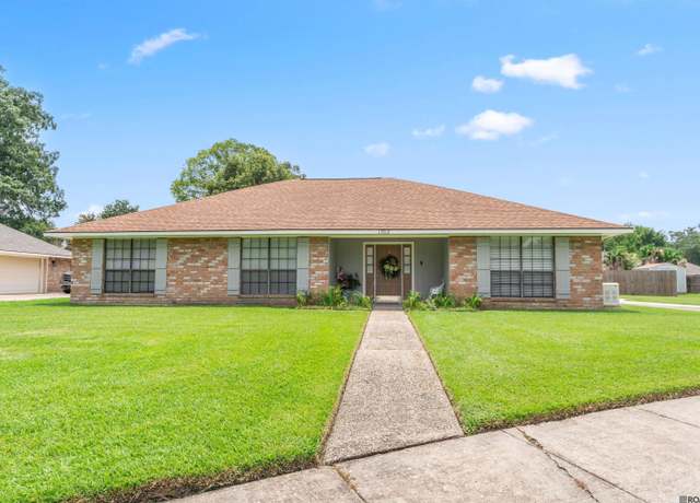 Property at 17012 Sharpsburg Ave, Saint George, LA 70817, 4 beds, 3 baths