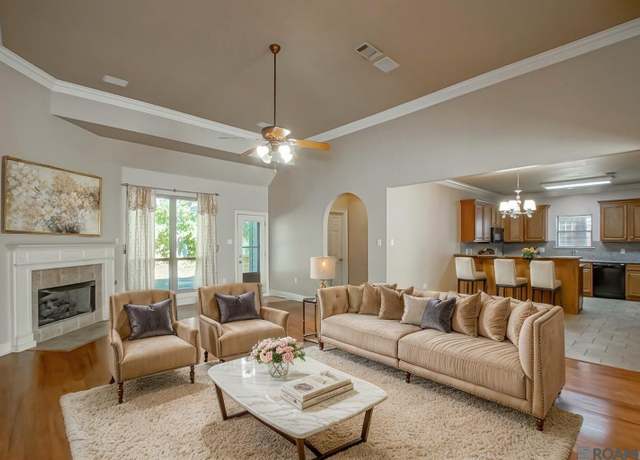 Property at 3112 Grassy Lake Dr, Baton Rouge, LA 70816, 3 beds, 2 baths