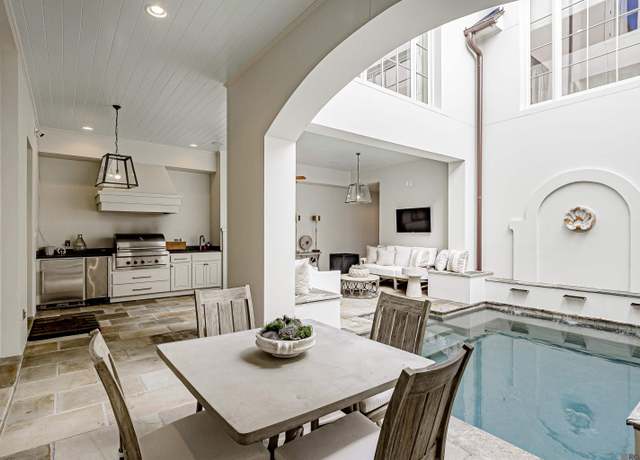 Property at 10 Country Club Pl, Baton Rouge, LA 70809, 3 beds, 4.5 baths