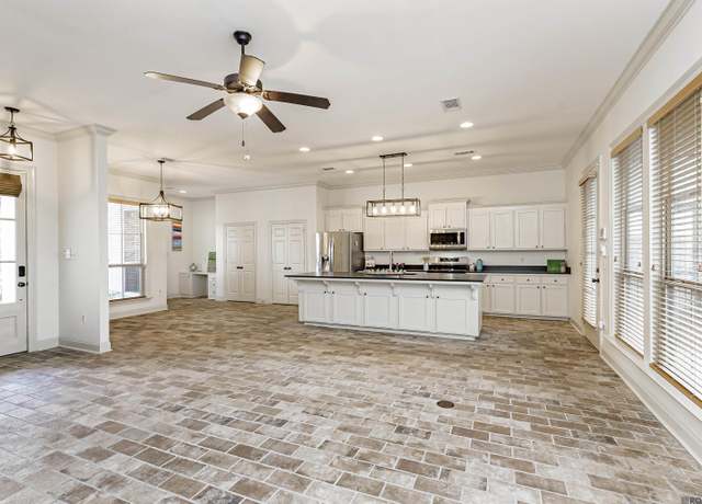 Property at 10542 Springtree Ave, Baton Rouge, LA 70810, 3 beds, 2 baths