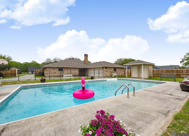 Property at 2428 Riverside Dr, Port Allen, LA 70767, 4 beds, 3 baths