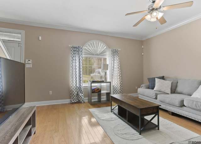 Property at 5257 Arlington Ct, Baton Rouge, LA 70820, 2 beds, 2.5 baths