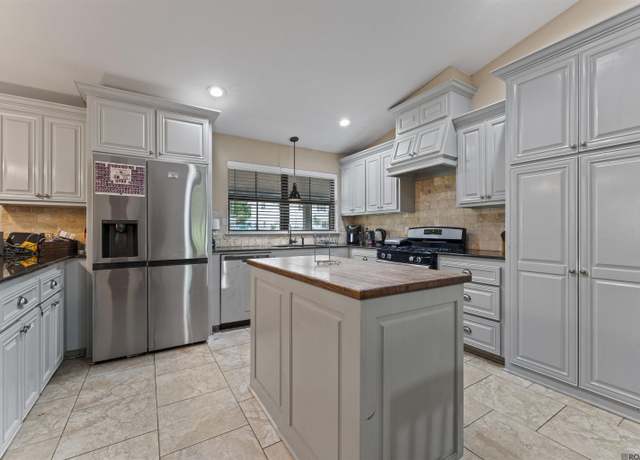 Property at 667 College Hill Dr, Baton Rouge, LA 70808, 4 beds, 3 baths