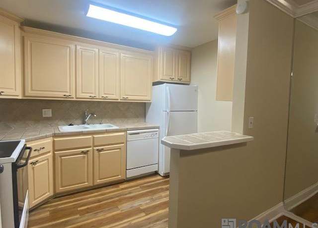 Property at 950 S Foster Dr #33, Baton Rouge, LA 70806, 2 beds, 2 baths
