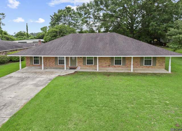 Property at 5127 Pine St, St Francisville, LA 70775, 3 beds, 2 baths
