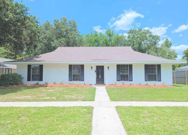 Property at 1275 Crescent Dr, Baton Rouge, LA 70806, 5 beds, 2 baths