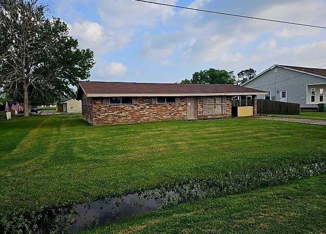 Property at 221 Thoroughbred Park Dr, Thibodaux, LA 70301, 3 beds, 2 baths