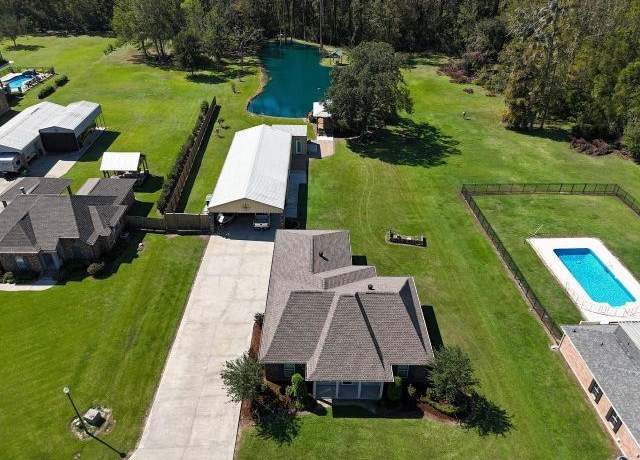 Property at 161 Live Oak Dr, Thibodaux, LA 70301, 4 beds, 3 baths