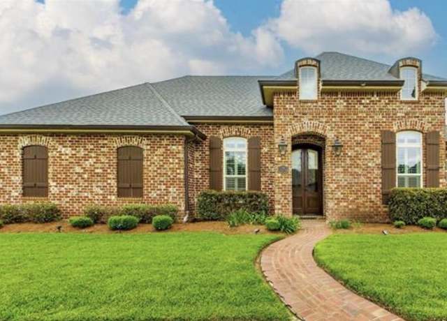 Property at 254 Lakewood Dr, Houma, LA 70360, 4 beds, 2.5 baths
