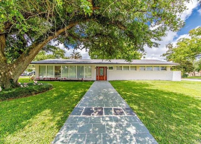 Property at 600 Hollygrove Ave, Houma, LA 70360, 4 beds, 2.5 baths