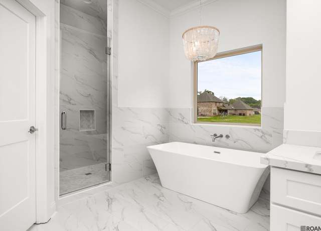 Property at 1033 W Worthey St, Gonzales, LA 70737, 5 beds, 4.5 baths