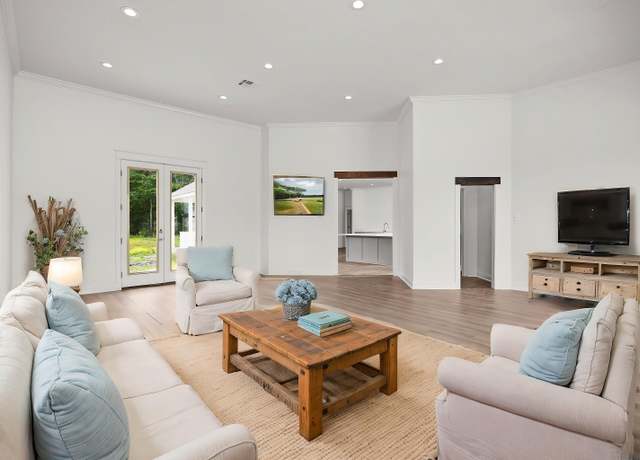 Property at 1033 W Worthey St, Gonzales, LA 70737, 5 beds, 4.5 baths