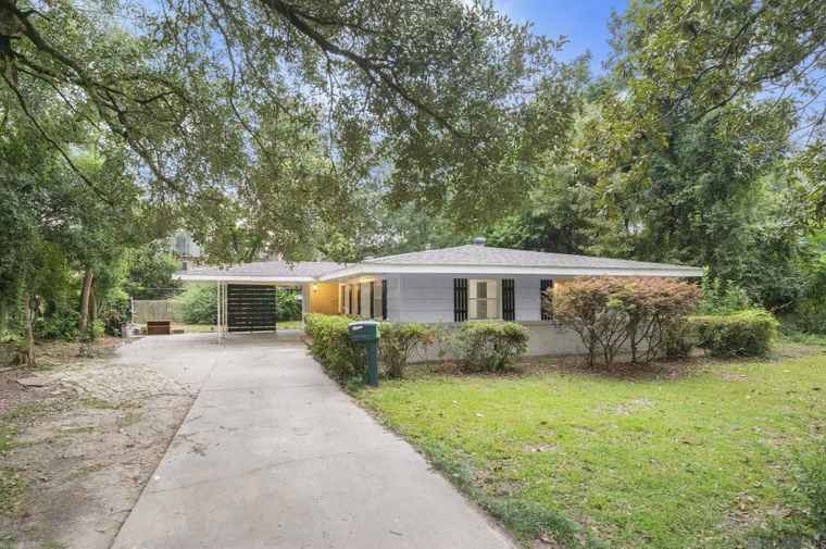 Photo of 10060 Karen Dr Baton Rouge, LA 70815