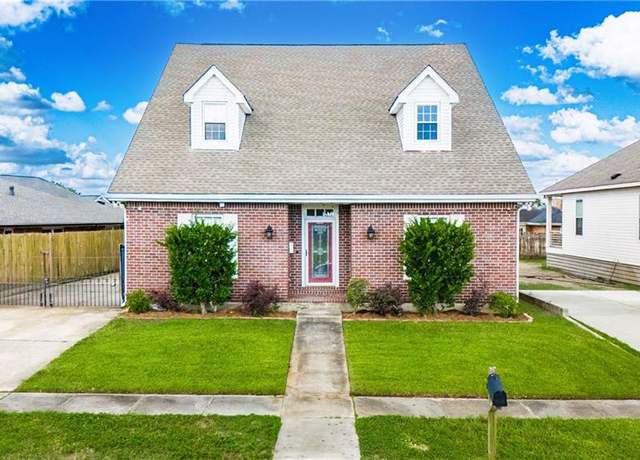 Property at 8336 Sabre Dr, Chalmette, LA 70043, 4 beds, 3.5 baths