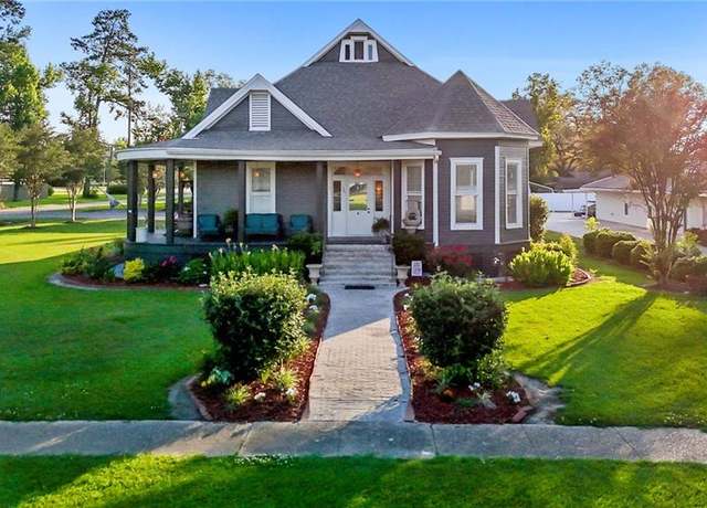 Property at 301 N 7th St, Ponchatoula, LA 70454, 3 beds, 2.5 baths