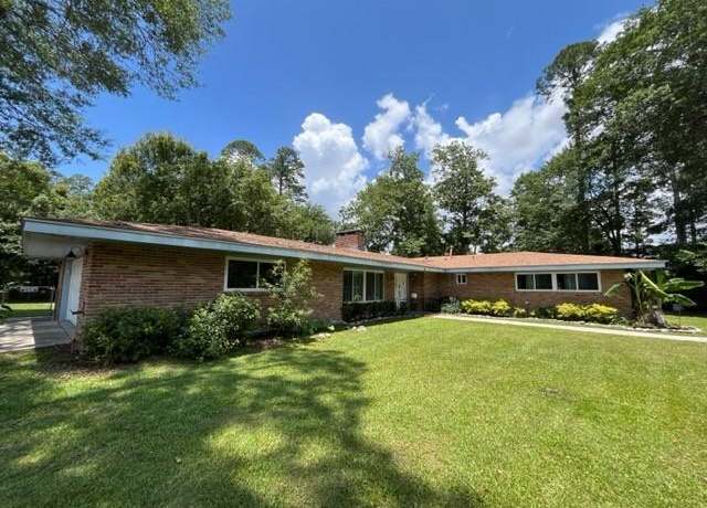 Property at 1465 Eleventh St, Slidell, LA 70458, 4 beds, 2.5 baths