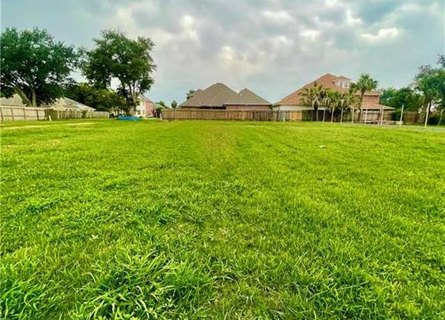 Property at 18 E Queens Ct, Chalmette, LA 70043