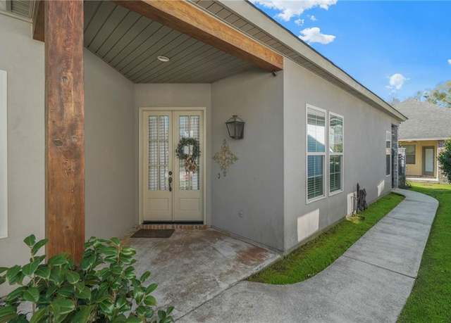 Property at 233 Coushatta Cir, Madisonville, LA 70447, 3 beds, 2 baths