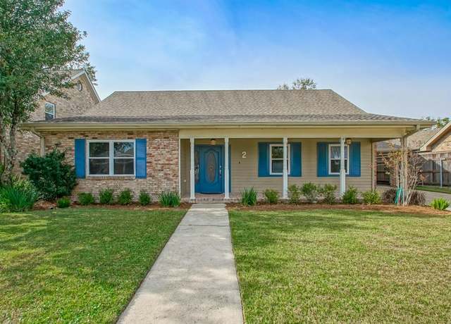 Property at 2 Erin Ct, Harahan, LA 70123, 4 beds, 2.5 baths