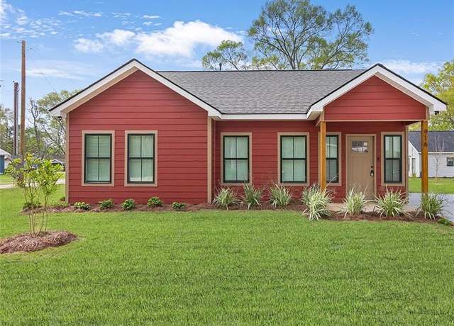 Property at 916 Pine St, Bogalusa, LA 70427, 3 beds, 2 baths