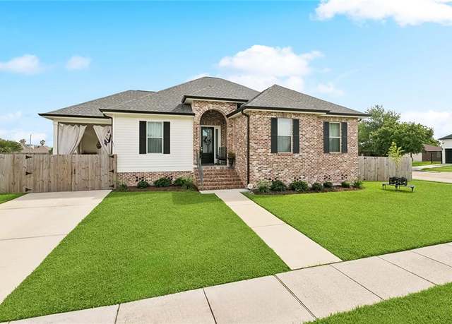 Property at 8429 Prince Dr, Chalmette, LA 70043, 4 beds, 2.5 baths