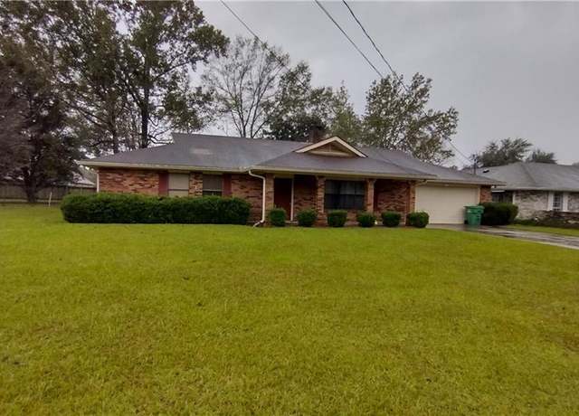Property at 508 Country Club Dr, Picayune, MS 39466, 4 beds, 2 baths