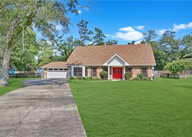 Property at 102 Chickamaw Pl, Mandeville, LA 70471, 4 beds, 3 baths